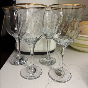 Elegant Gold-Rimmed Wine Glass Set